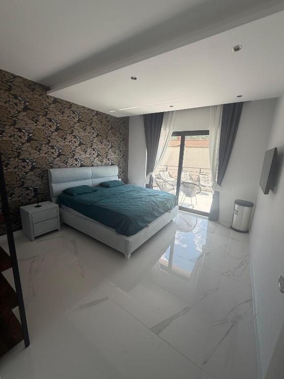 Schlafzimmer mit Tapete