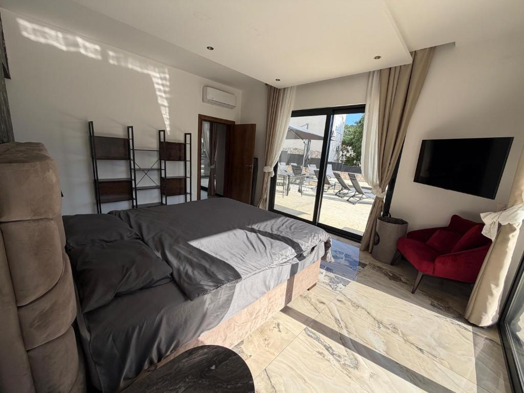 Schlafzimmer 1 – Poolblick