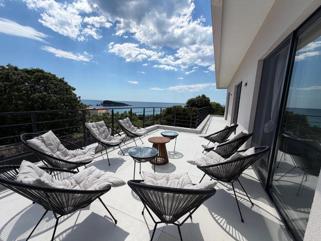 Terrasse & Pool bei Sonnenschein