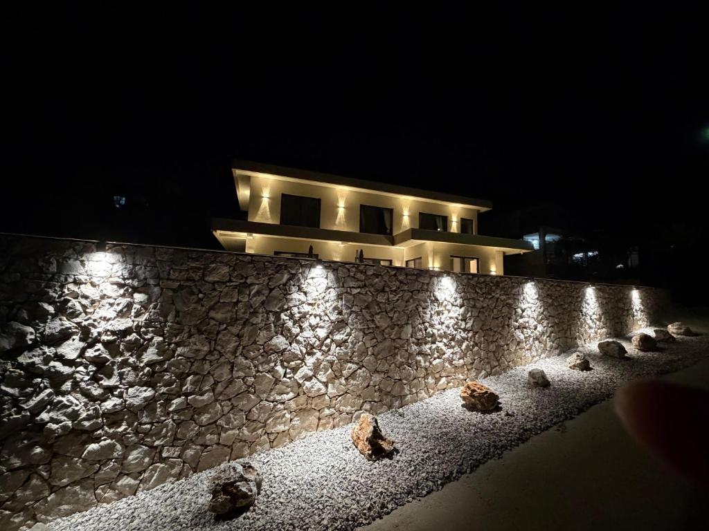 Villa bei Nacht