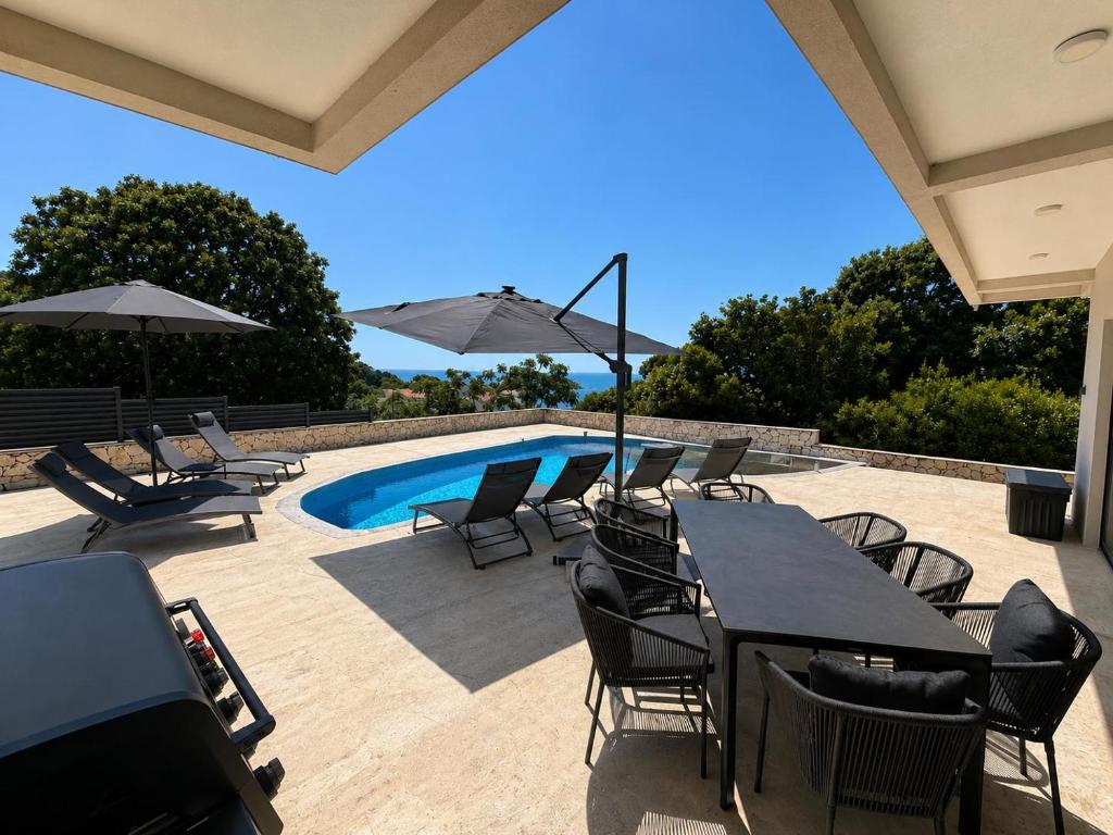 Villa & Pool bei Nacht